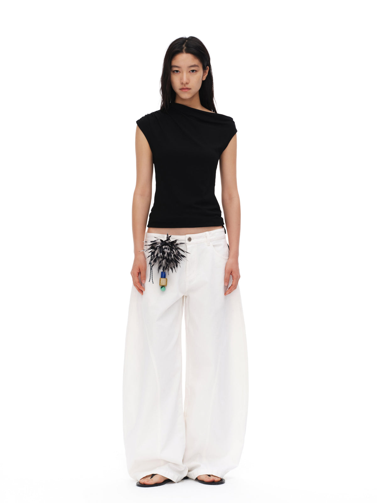White curved casual pants