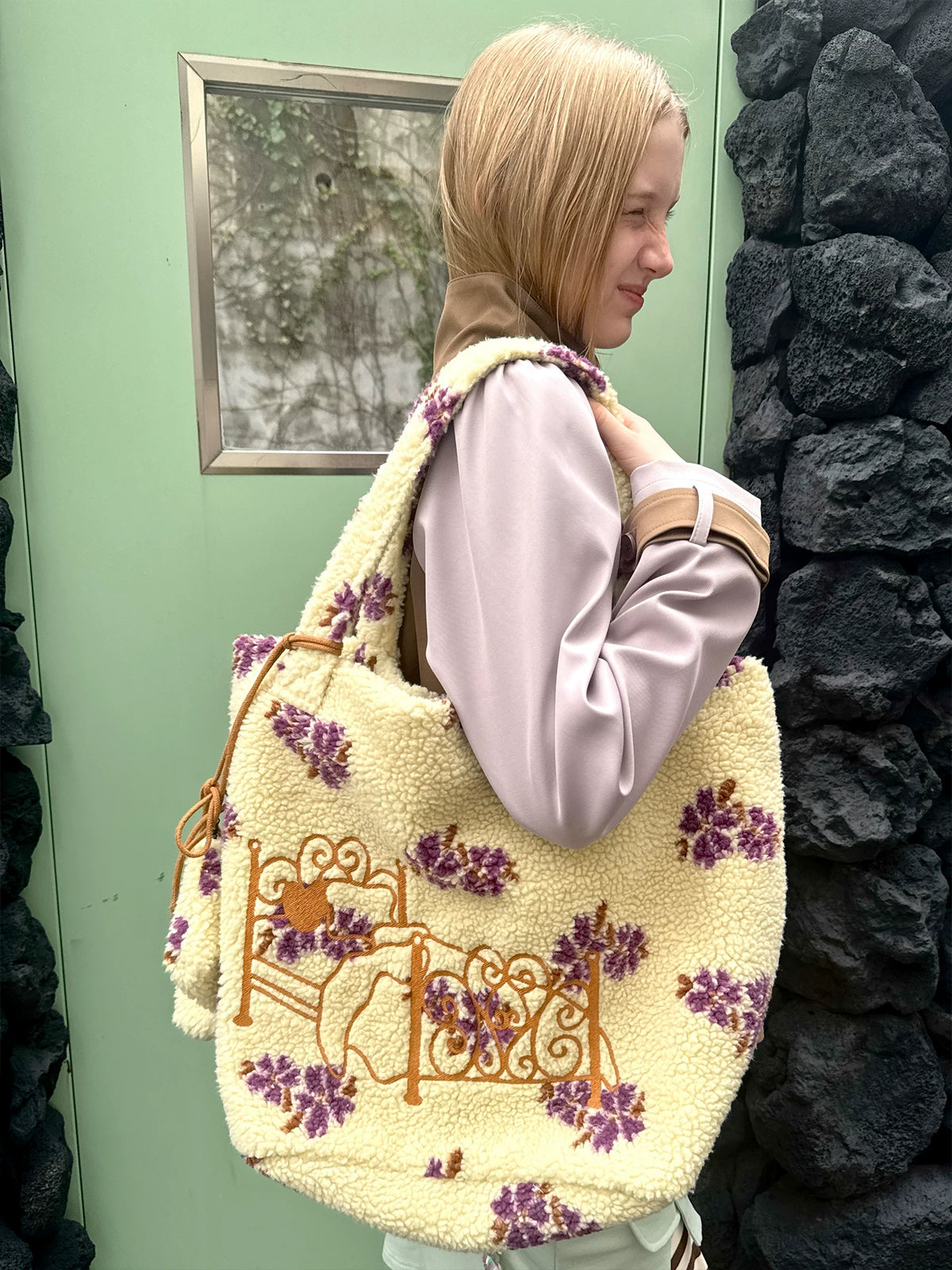 UnsocialNight autumn new original embroidered lamb shearling cute and fashionable single-shoulder handbag