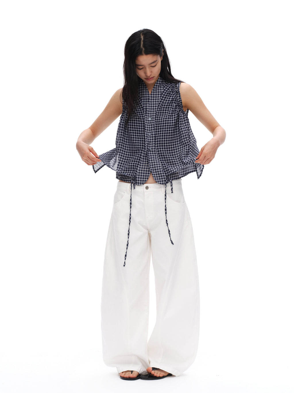 White curved casual pants