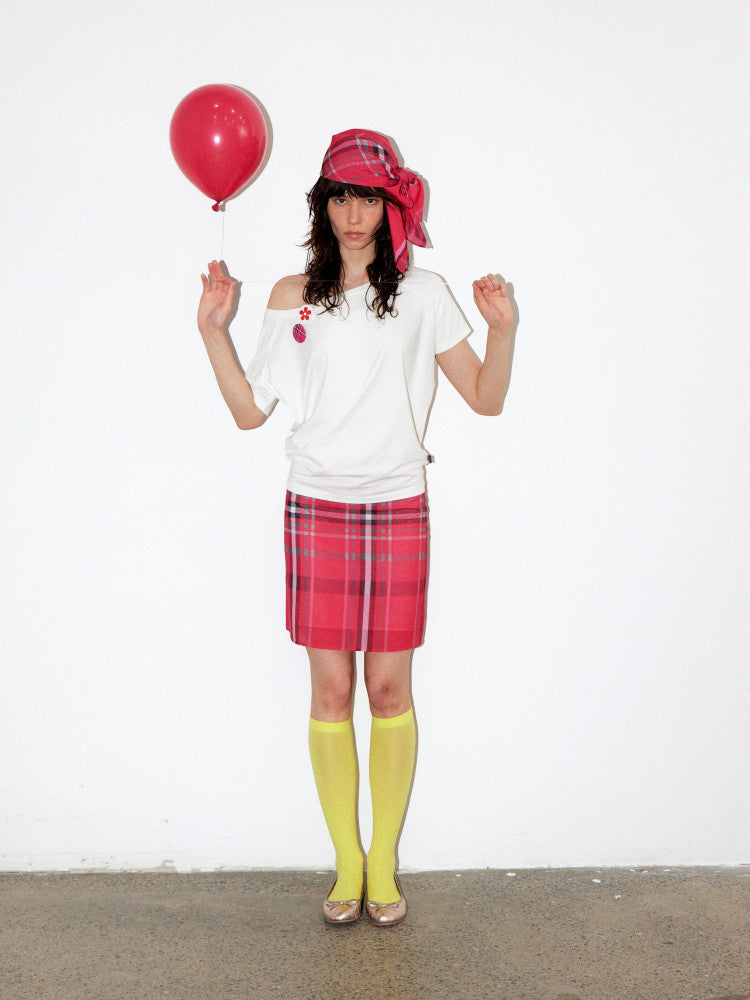 one-shoulder short-sleeved T-shirt with badges