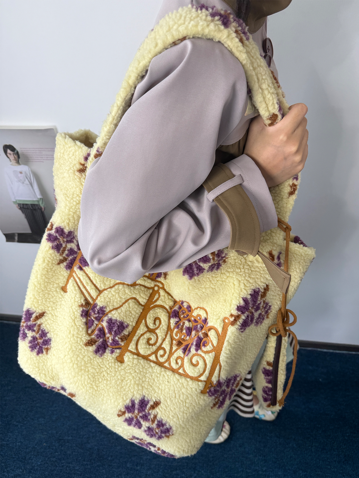 UnsocialNight autumn new original embroidered lamb shearling cute and fashionable single-shoulder handbag