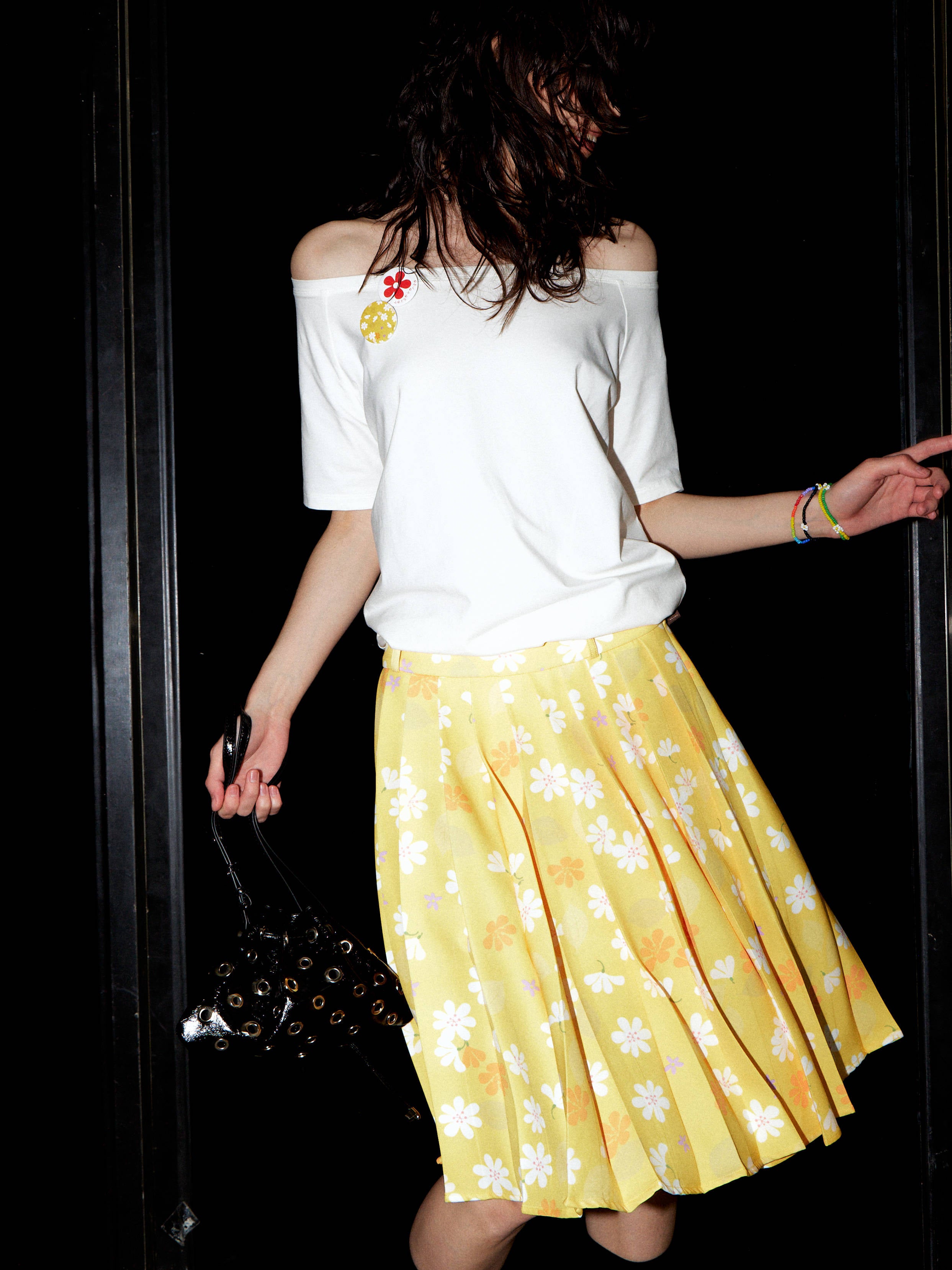 one-shoulder short-sleeved T-shirt with badges